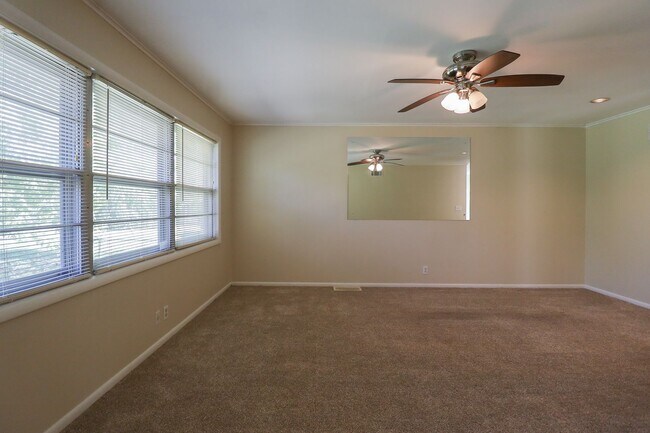 Building Photo - 3 Bed Mid-Town Beaut! Available for Immedi...