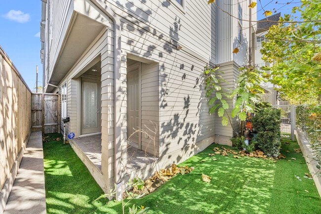 Building Photo - 2234 Lou Ellen Ln