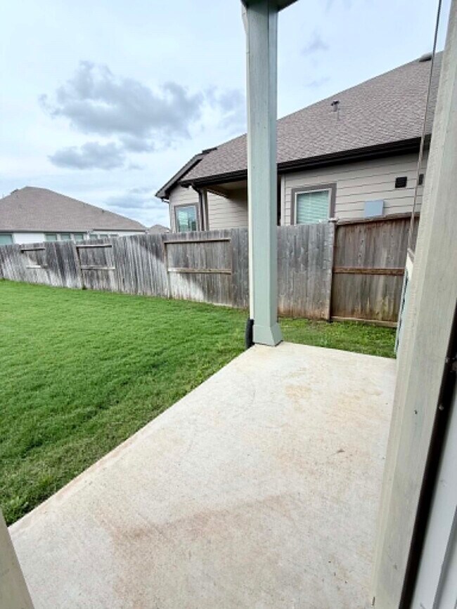 Building Photo - 1539 Crystal Stream Dr