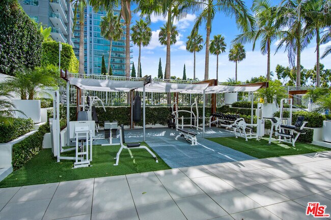Building Photo - 13700 Marina Pointe Dr