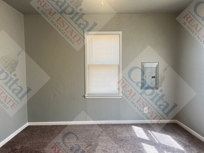 Building Photo - Cozy 2 Bedroom