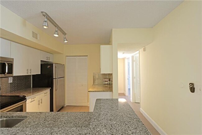 Building Photo - 2640 S University Dr