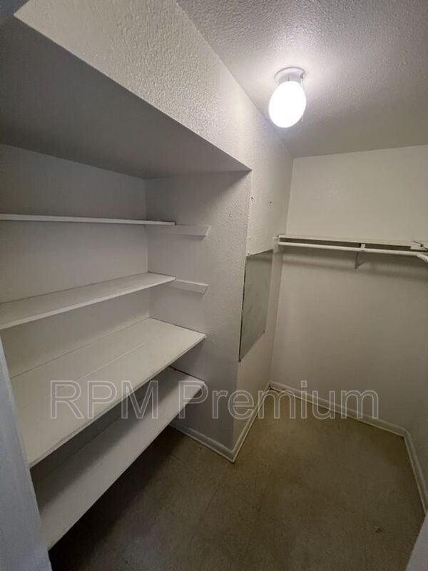 Building Photo - 2150 N Sherwood Forest Dr