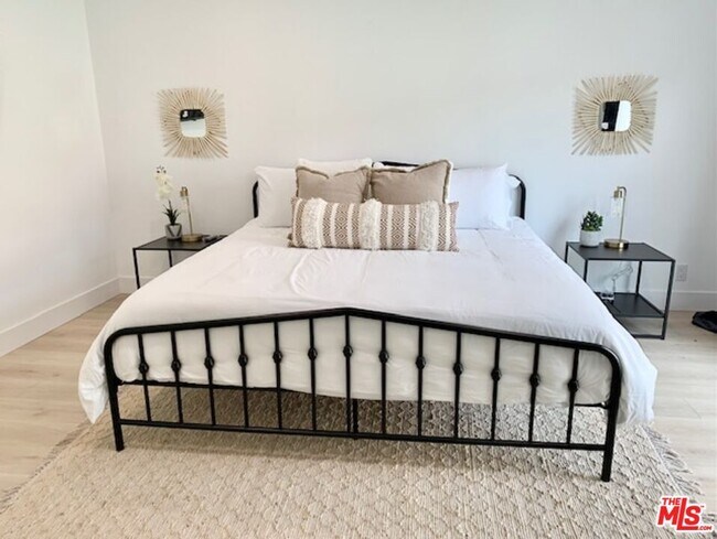 Building Photo - 5630 Vantage Ave