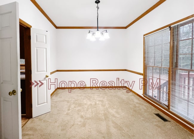 Building Photo - 5711 Meadowood Ln