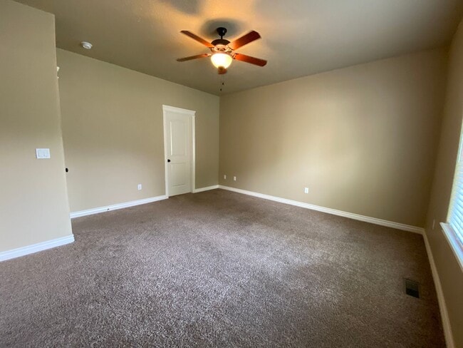 Building Photo - Lawn Care included!  4 bed 2.5 bath Neighb...
