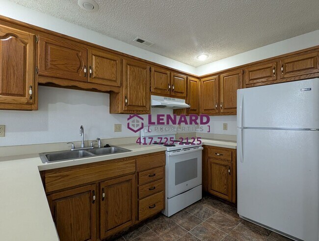 Building Photo - 2 Bedroom Duplex Ready for Move In!