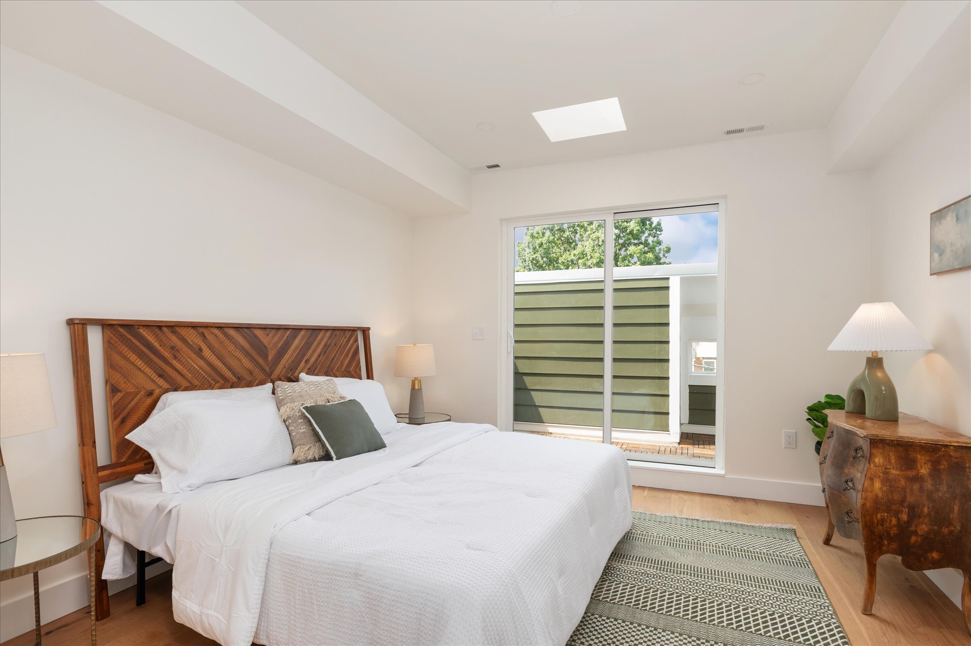 Bright, private space - 318 Webster St NW