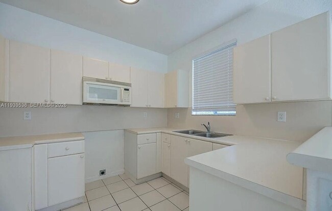 Building Photo - 1441 SE 24th Ct