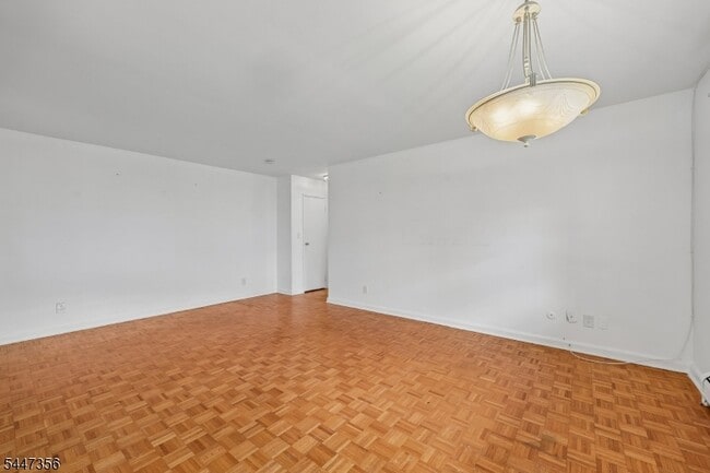 Building Photo - 135 S Maple Ave
