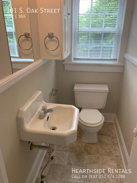 Building Photo - 301 S Oak St