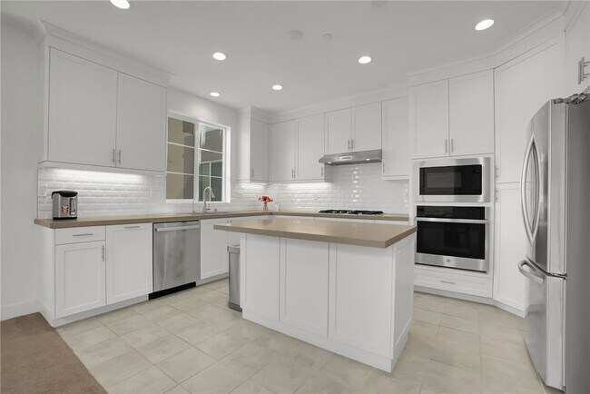 Building Photo - 140 Allusion