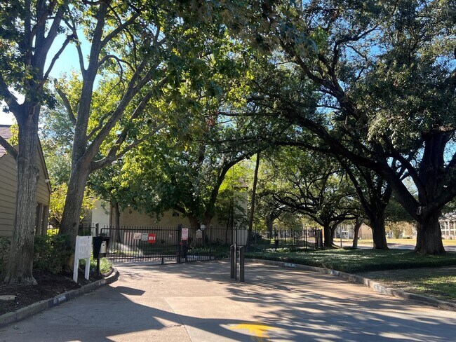 Building Photo - 10051 Westpark Dr