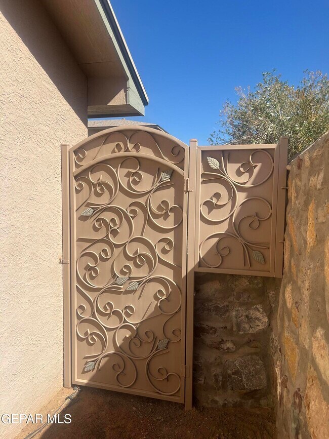 Building Photo - 7065 Tierra Roja St
