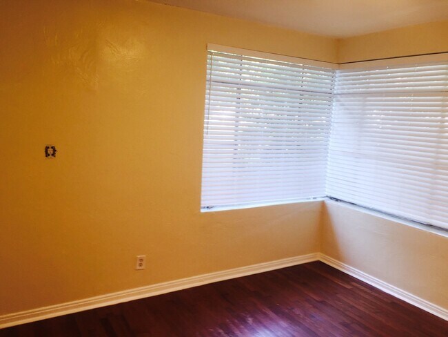 Building Photo - North Hyde Park Bungalow: Close to SOHO, Downtown & U.T.