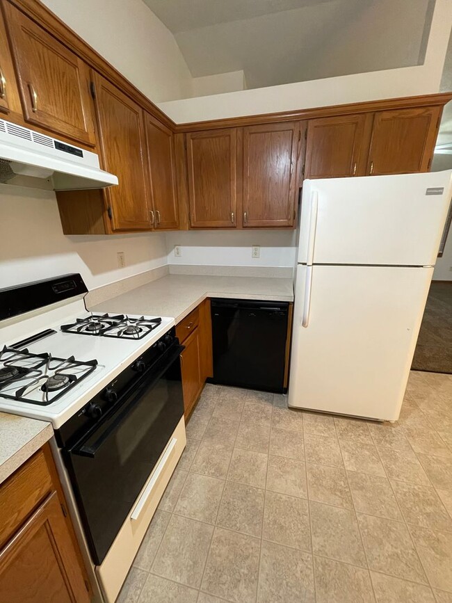 Building Photo - Beautiful 3 Bedroom-2 Bath on Goshen South...