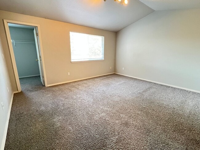 Building Photo - 5546 NE 89th Ave