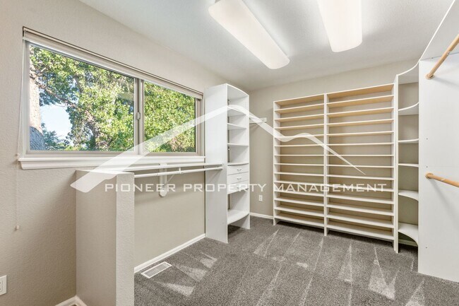 Building Photo - Beautifully Updated Rockrimmon Home Near Ute Valley Park with 5 bed, 3 bath, 2 car garage and AC!