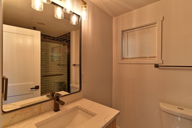 Building Photo - Everett Duplex