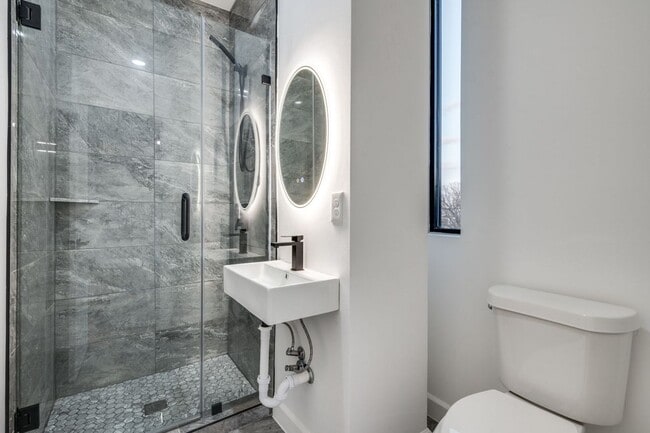 Building Photo - Spacious Townhouse in Dallas