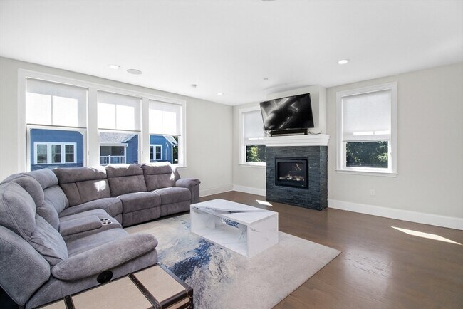 Building Photo - 2 Elm St