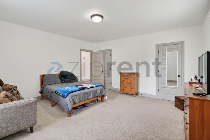 Building Photo - Unit