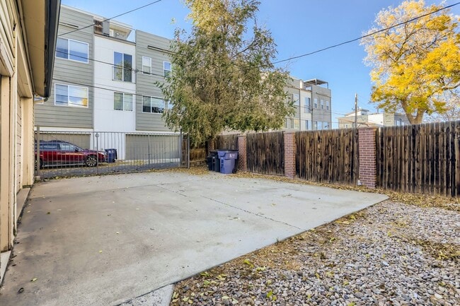 Building Photo - Stunning 4 bedroom, 4 bathroom home near Sloan's Lake!