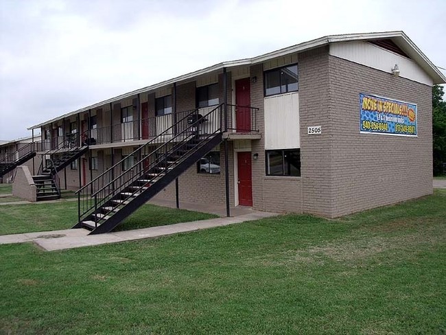 Primary Photo - Oak Ridge Apartments