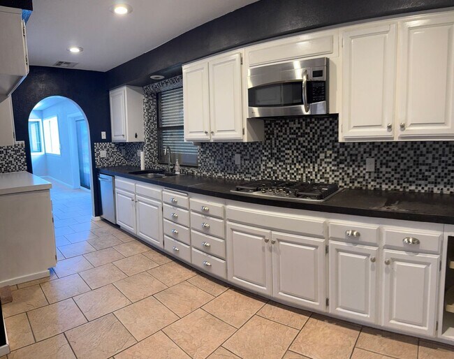 Building Photo - 857 Robinson Ln