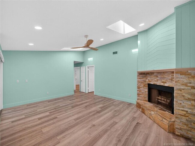 Building Photo - 3055 SE Glasgow Dr