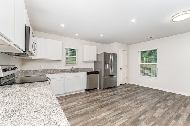 Building Photo - Recent Rent Reduction! Recent Rent Reducti...