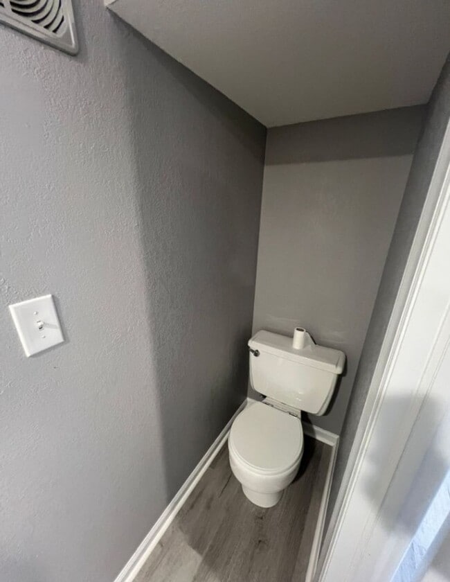 Building Photo - Renovated 2 Bed, 3 Bath Duplex with Finish...