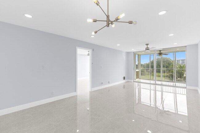 Building Photo - 2901 S Palm Aire Dr