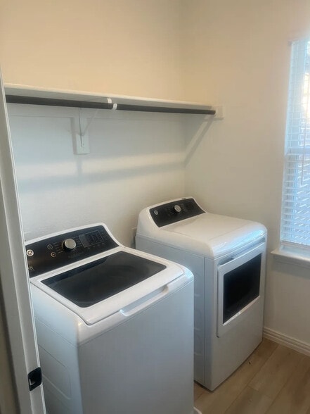 Building Photo - Room in House on Jones Dr