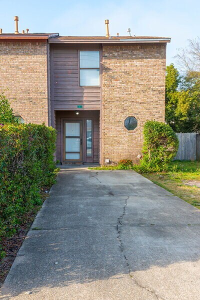 Building Photo - "Charming Townhouse on Hollywood Blvd with Spacious 1156 Sq Ft Layout!"