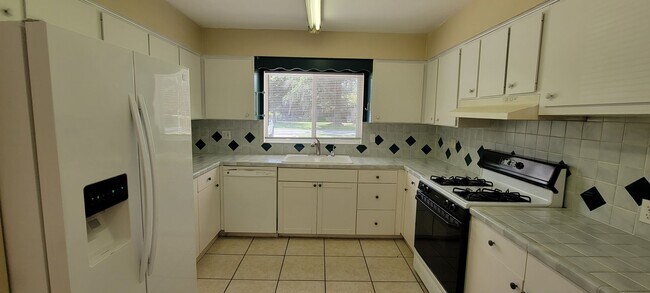 Building Photo - 4/2 (Madison Park) Nice home in quiet neighborhood