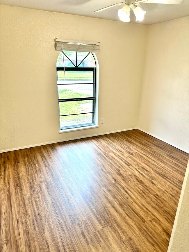 Building Photo - 521 Hanover Dr