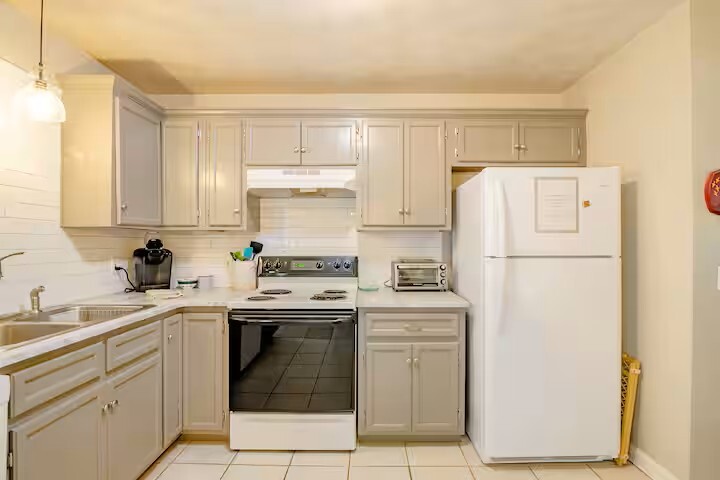 Well equipped kitchen has fridge, dishwasher, microwave, toaster oven, keurig and drip coffee maker. - 515 School Ln