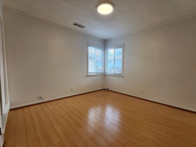 Building Photo - Check out this cozy 2-bedroom, 1-bathroom apartment located in the heart of Mountain View!