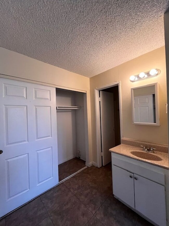 Building Photo - 2 Bedroom/ 2 Bath upstairs unit located in Long Beach!