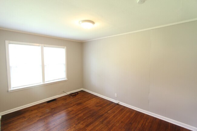 Building Photo - New On The Market! 3 Bedroom 1 Bath