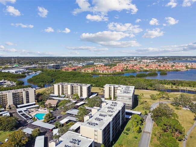 Building Photo - 2700 Cove Cay Dr