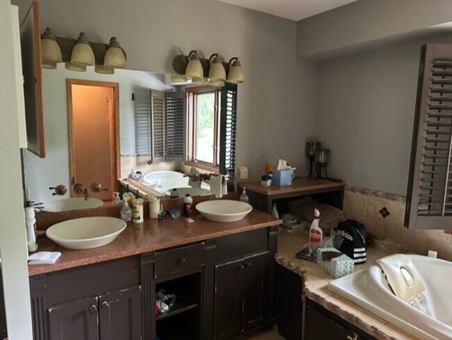 Building Photo - 4 Bedrooms, 3 Bathrooms Fully Furnished La...