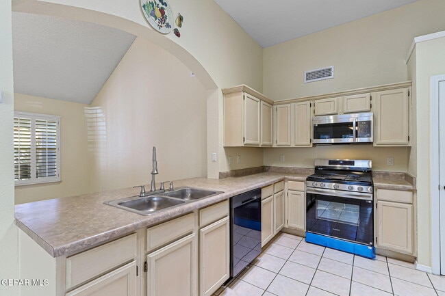 Building Photo - 13709 Paseo Hermoso Dr