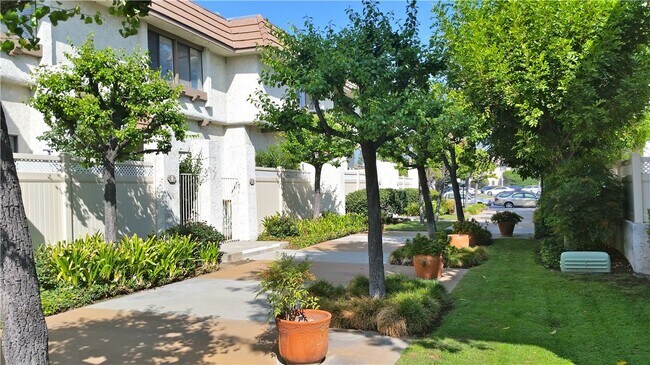 Building Photo - 848 W Huntington Dr