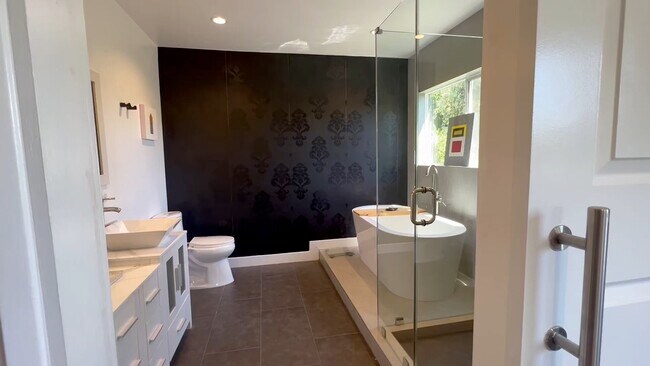 Master bath room - 21523 Dumetz Rd