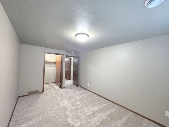 Building Photo - East Sioux Falls 4 Bed, 3 Bath Walkout Twi...