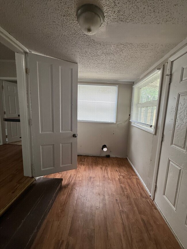 Building Photo - 2 Bed 1 Bath - Off Street Parking/Washer Dryer Hook Up!