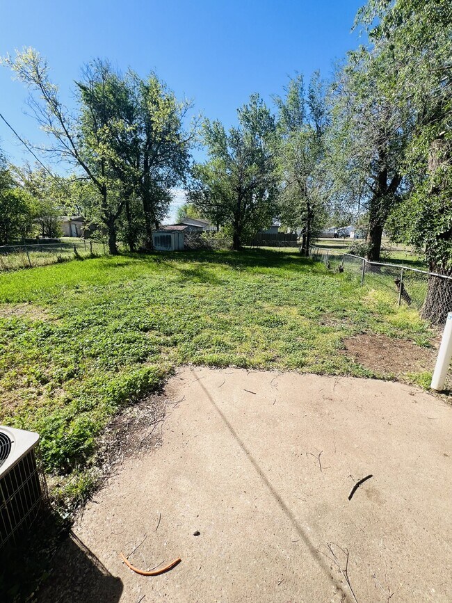 Building Photo - "Charming 3-Bed Home at 609 West Nagel Ave...