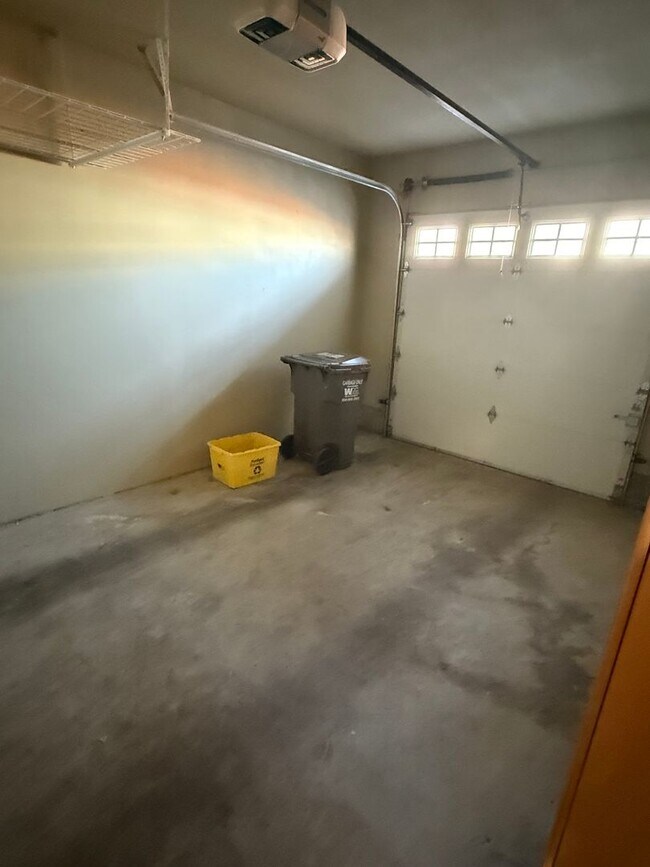 Building Photo - Beautifully Refurbished and updated Townhome style Home in Southeast Portland